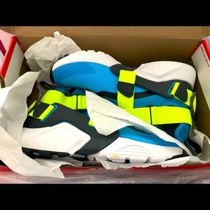 Brand new Huarache 5.5 boys !